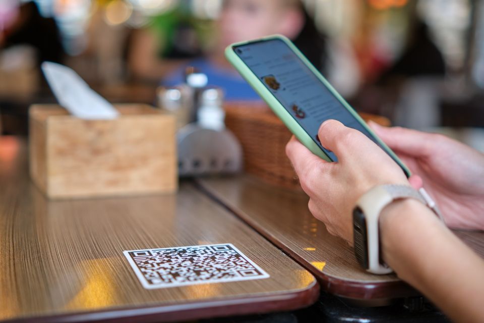 QR-code_in_restaurant