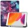 Mobigear Tri-Fold Gel iPad 8 (2020) Hoes TPU,Kunstleer Bookcase + Stylus Houder - Heelal