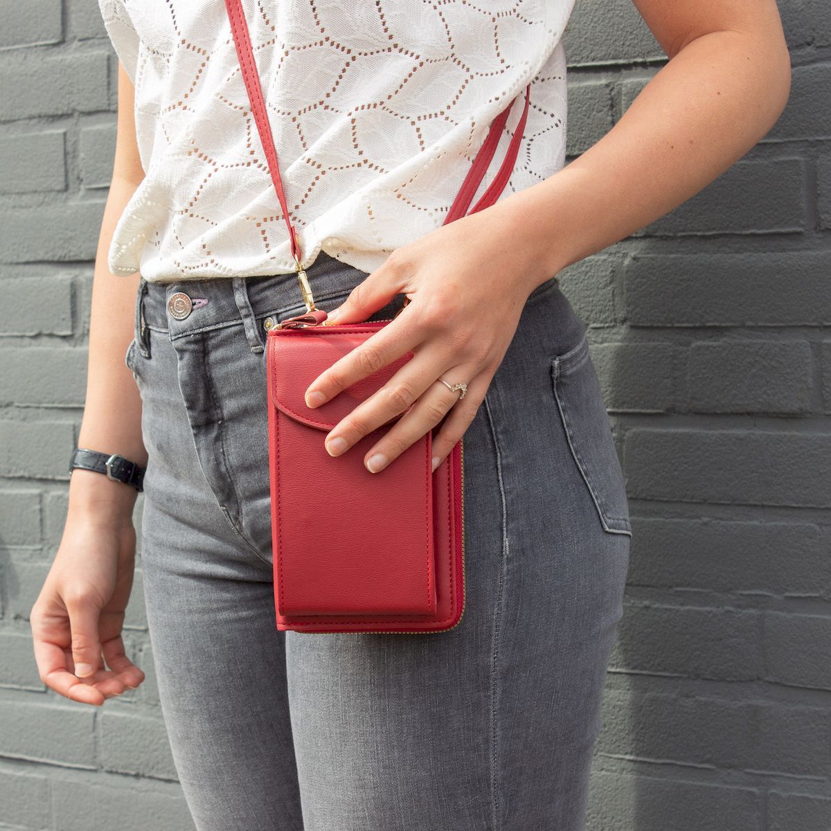 antonio-fonzo-crossbody-telefoontasje-large-cherry-red_1_