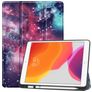 Mobigear Tri-Fold Gel iPad 8 (2020) Hoes TPU,Kunstleer Bookcase + Stylus Houder - Heelal