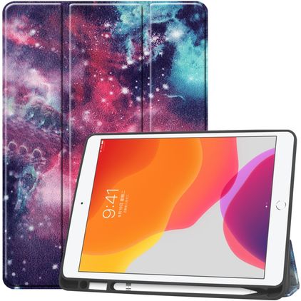 Mobigear Tri-Fold Gel iPad 8 (2020) Hoes TPU,Kunstleer Bookcase + Stylus Houder - Heelal
