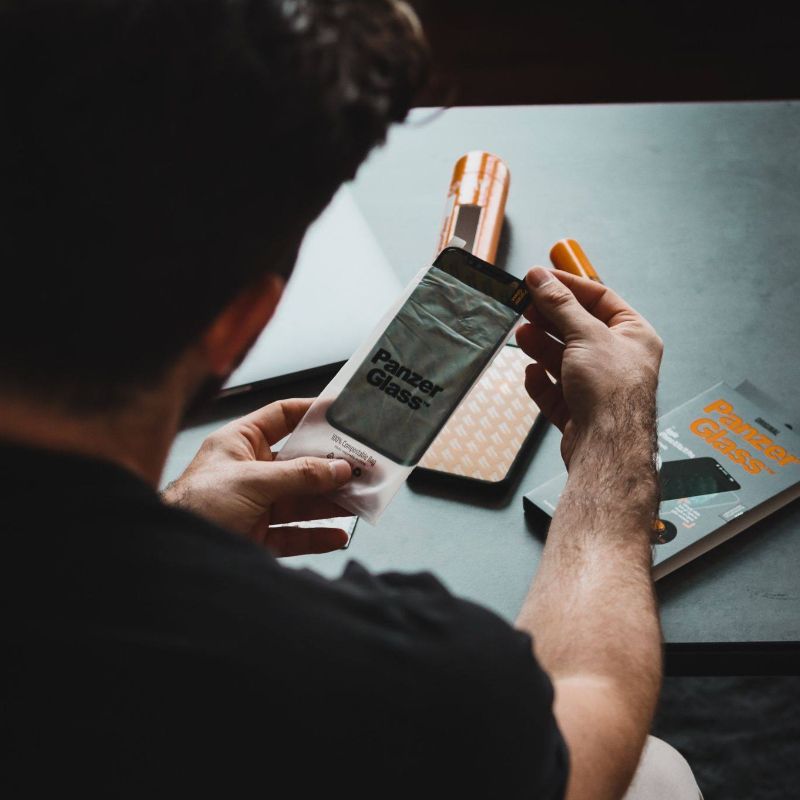 Jongen-haalt-PanzerGlass-screenprotector-uit-verpakking