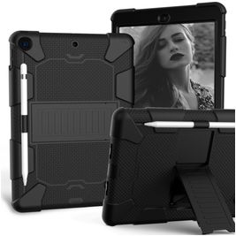 Mobigear ShieldStand iPad 7 (2019) Hoes Hard Kunststof,Siliconen Backcover + Stylus Houder + Standaard - Zwart