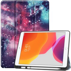 Mobigear Tri-Fold Gel iPad 8 (2020) Hoes TPU,Kunstleer Bookcase + Stylus Houder - Heelal