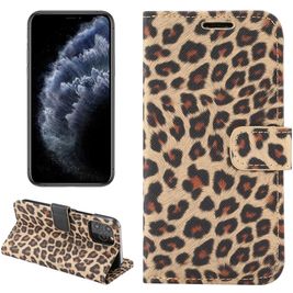 Mobigear Leopard iPhone 12 Hoesje Bookcase Portemonnee - Geel