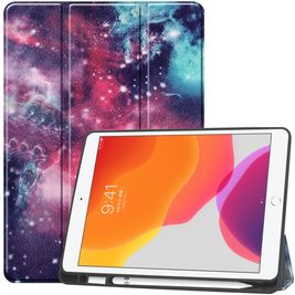 Mobigear Tri-Fold Gel iPad 7 (2019) Hoes TPU,Kunstleer Bookcase + Stylus Houder - Heelal