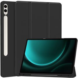Mobigear Tri-Fold Gel Samsung Galaxy Tab S9 FE Plus Hoes Bookcase + Stylus Houder - Zwart Mobigear Tri-Fold Gel Samsung Galaxy Tab S9 FE Plus Hoes Bookcase + Stylus Houder - Zwart