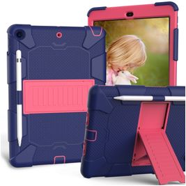 Mobigear ShieldStand iPad 7 (2019) Hoes Hard Kunststof,Siliconen Backcover + Stylus Houder + Standaard - Blauw / Roze