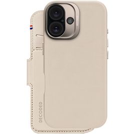 Decoded Detachable Wallet iPhone 16 MagSafe Hoesje Echt Leer Uitneembare 2in1 Bookcase Portemonnee - Clay Decoded Detachable Wallet iPhone 16 MagSafe Hoesje Echt Leer Uitneembare 2in1 Bookcase Portemonnee - Clay